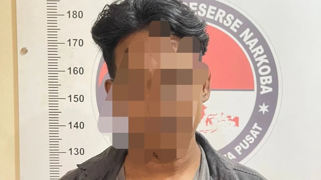 Tersangka peredaran obat keras ilegal dan barang bukti yang disita Polres Metro Jakarta Pusat, Rabu (27/5/2026) malam.