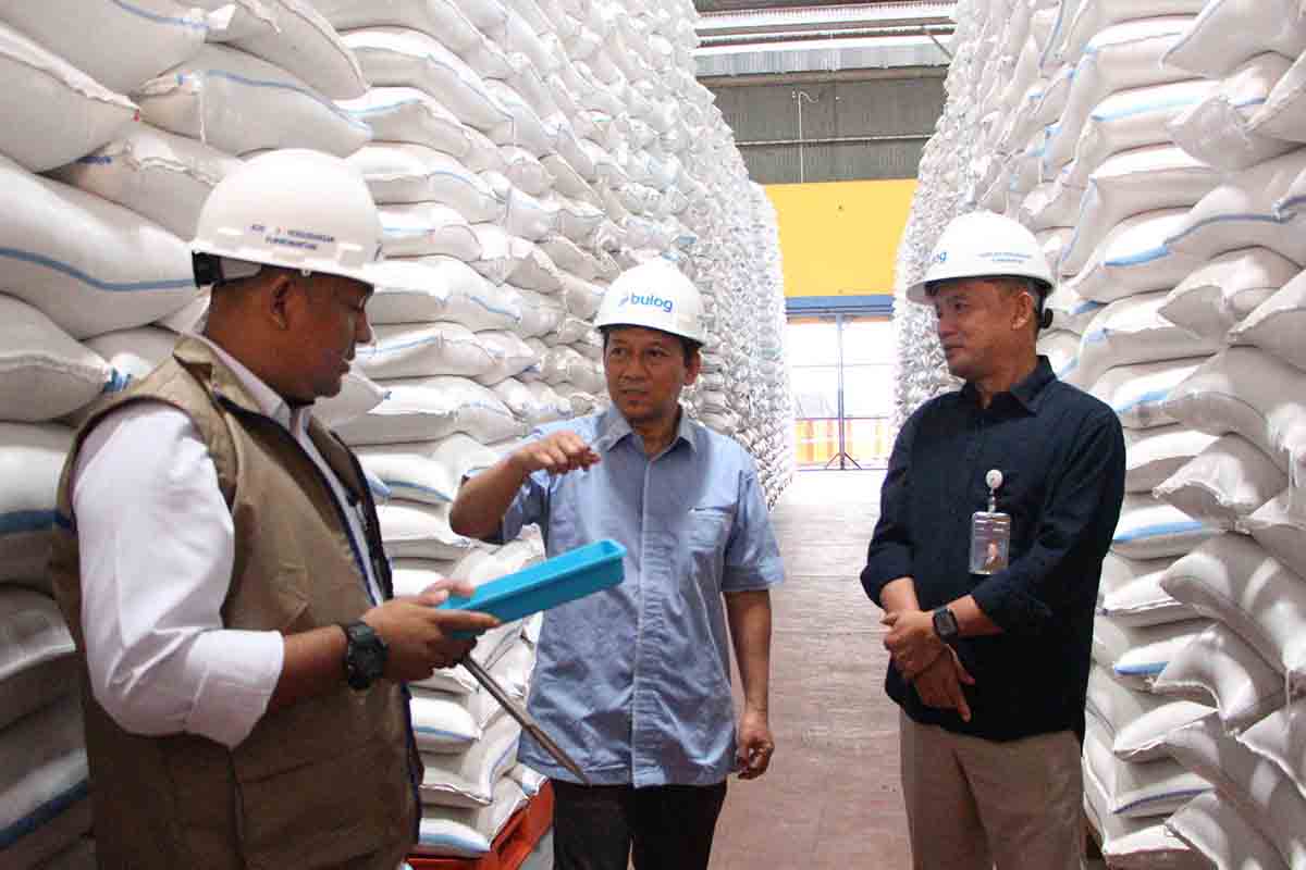 Anggota DPD RI Gus Hilmy bersama Pemimpin Perum Bulog