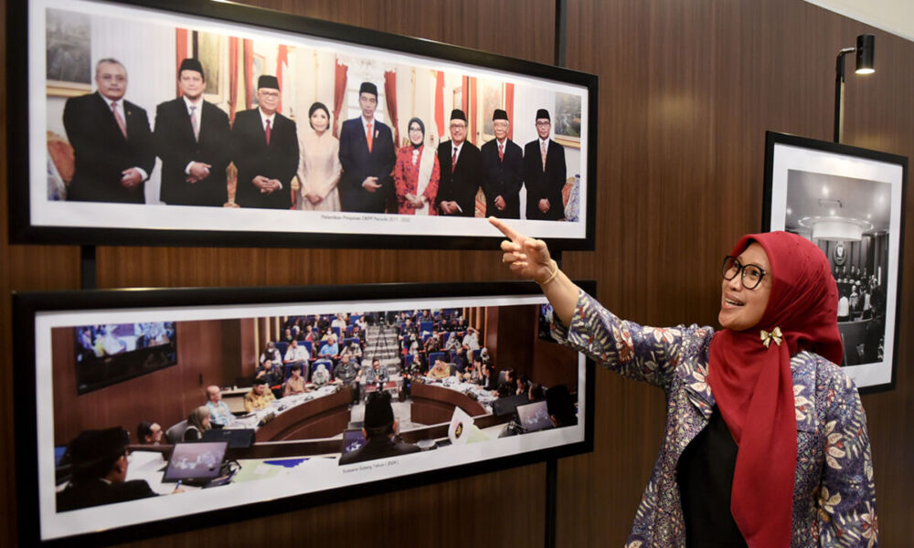 Anggota Dewan Kehormatan Penyelenggara Pemilu Ratna Dewi Petalolo melihat foto pameran setelah membuka saat DKPP menggelar Acara Puncak Festival Etik 2026 dengan tema “Etika Dan Keadilan Pemilu” dan Empat Belas Tahun DKPP di Kantor DKPP RI, Jakarta, Kamis (11/6/2026). Festival Etik 2026 dan Empat Belas Tahun DKPP digelar dari 11-12 Juni 2026.