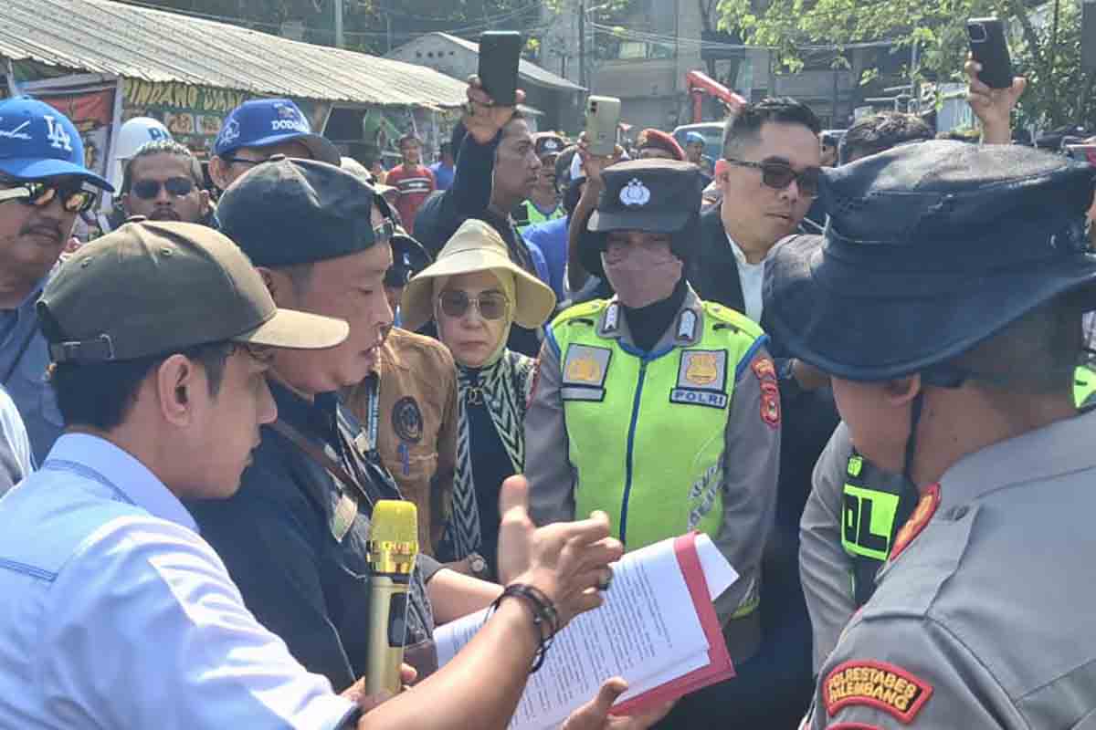Petugas dan alat berat berada di kawasan Eks Bioskop Cineplex Cinde Palembang saat pelaksanaan eksekusi lahan berdasarkan putusan pengadilan.