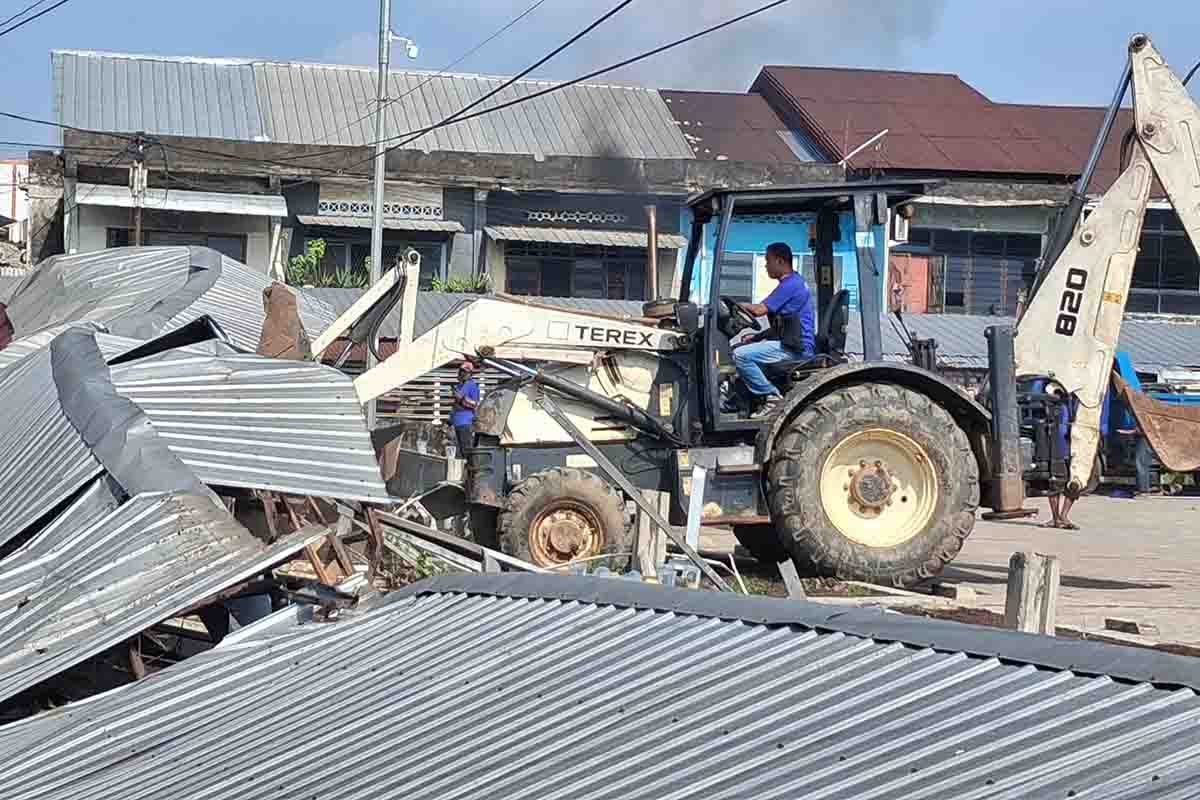 Petugas dan alat berat berada di kawasan Eks Bioskop Cineplex Cinde Palembang saat pelaksanaan eksekusi lahan berdasarkan putusan pengadilan.