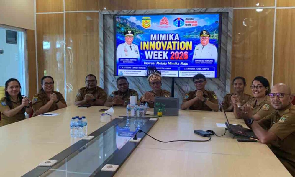 Foto bersama jajaran BRIDA Kabupaten Mimika setelah konferensi pers pelaksanaan Mimika Innovation Week 2026 di ruang rapat kantor BRIDA.