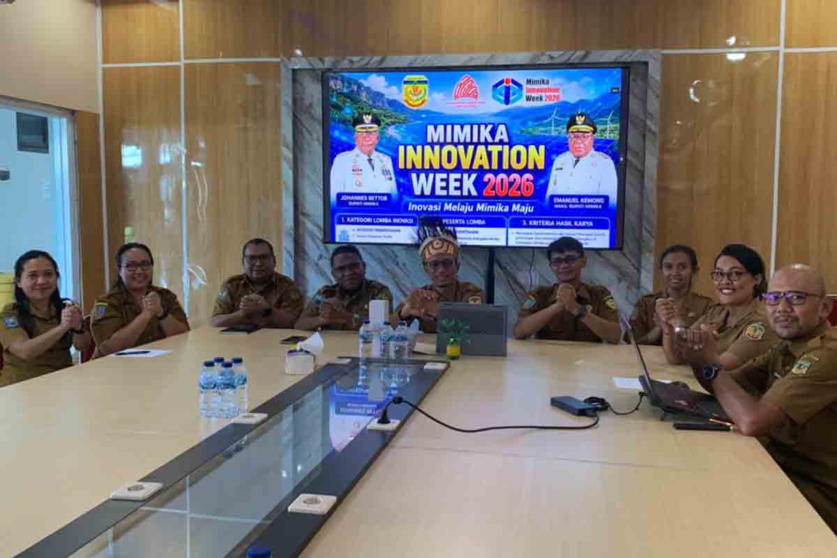 Foto bersama jajaran BRIDA Kabupaten Mimika setelah konferensi pers pelaksanaan Mimika Innovation Week 2026 di ruang rapat kantor BRIDA.