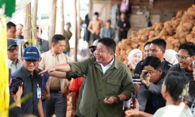 Gubernur Herman Deru meninjau aktivitas ekspor kelapa di Dermaga Kelapa Musi II Palembang