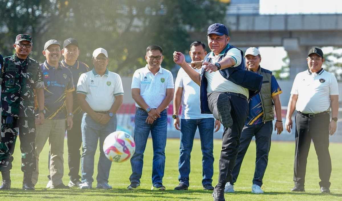 Herman Deru menegaskan pembinaan usia dini menjadi kunci kemajuan sepak bola Indonesia saat membuka Turnamen U-15 Sumsel 2026.