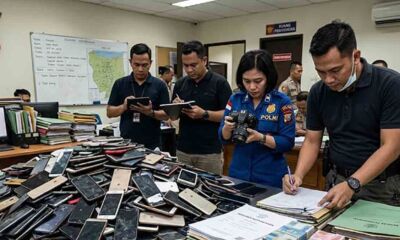 Petugas Kortas Tipikor Polri melakukan penggeledahan di Kantor Bea Cukai Juanda terkait dugaan impor handphone ilegal.