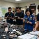 Petugas Kortas Tipikor Polri melakukan penggeledahan di Kantor Bea Cukai Juanda terkait dugaan impor handphone ilegal.
