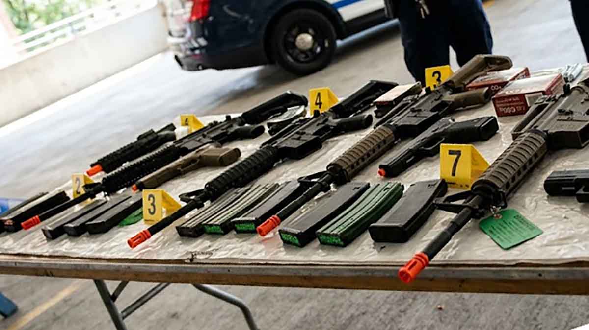 Barang bukti airsoft gun dan perlengkapan yang disita Polres Pelabuhan Tanjung Priok.