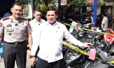 Kombes Pol Hasyim Risahondua menunjukkan barang bukti kendaraan hasil kejahatan dalam konferensi pers di Polda Riau.