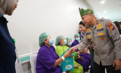Kapolda Riau Herry Heryawan menyalami pasien yang ikut pelaksanaan operasi katarak gratis di Rumah Sakit Awal Bros Panam, Pekanbaru. Kegiatan ini diikuti 310 warga di Rumah Sakit Awal Bros Panam, Pekanbaru.