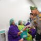 Kapolda Riau Herry Heryawan menyalami pasien yang ikut pelaksanaan operasi katarak gratis di Rumah Sakit Awal Bros Panam, Pekanbaru. Kegiatan ini diikuti 310 warga di Rumah Sakit Awal Bros Panam, Pekanbaru.