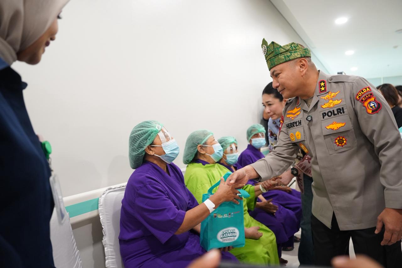Kapolda Riau Herry Heryawan menyalami pasien yang ikut pelaksanaan operasi katarak gratis di Rumah Sakit Awal Bros Panam, Pekanbaru. Kegiatan ini diikuti 310 warga di Rumah Sakit Awal Bros Panam, Pekanbaru.