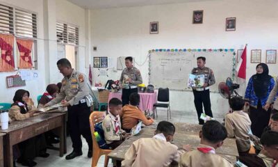 Personel Satlantas Polres Indragiri Hulu membagikan Buku CETAR kepada siswa SD Negeri 018 Sekip Hulu saat program Green Policing di Rengat, Selasa (02/6/2026).