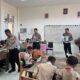 Personel Satlantas Polres Indragiri Hulu membagikan Buku CETAR kepada siswa SD Negeri 018 Sekip Hulu saat program Green Policing di Rengat, Selasa (02/6/2026).