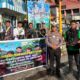 Personel Satlantas Polres Inhu membagikan bibit pohon kepada pengendara di Simpang Pos Persahabatan Rengat.