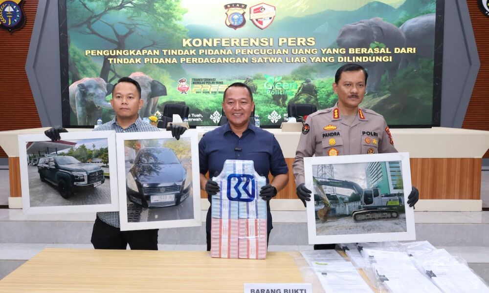 Petugas Ditreskrimsus Polda Riau menunjukkan barang bukti dan aset sitaan dalam pengungkapan TPPU perdagangan gading gajah Sumatera di Pekanbaru.