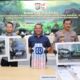 Petugas Ditreskrimsus Polda Riau menunjukkan barang bukti dan aset sitaan dalam pengungkapan TPPU perdagangan gading gajah Sumatera di Pekanbaru.