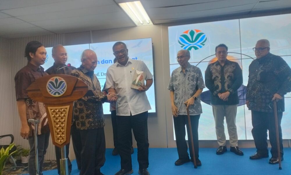 Menteri Lingkungan Hidup Jumhur Hidayat bersama Prof. Emil Salim saat peluncuran buku dan penyerahan penghargaan Raksa Bumi Prize di Jakarta.