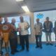 Menteri Lingkungan Hidup Jumhur Hidayat bersama Prof. Emil Salim saat peluncuran buku dan penyerahan penghargaan Raksa Bumi Prize di Jakarta.