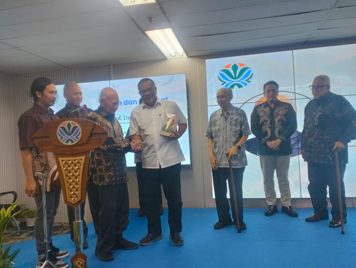 Menteri Lingkungan Hidup Jumhur Hidayat bersama Prof. Emil Salim saat peluncuran buku dan penyerahan penghargaan Raksa Bumi Prize di Jakarta.