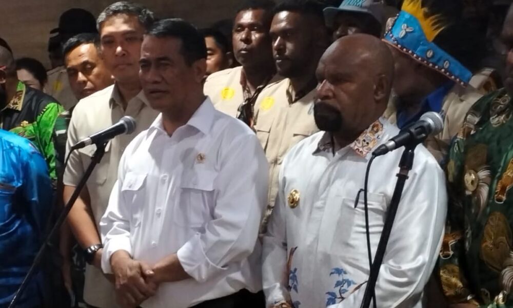 Gubernur Papua Selatan Apolo Safanpo dan Menteri Pertanian Andi Amran Sulaiman saat konferensi pers pembangunan pertanian Papua di Jakarta.