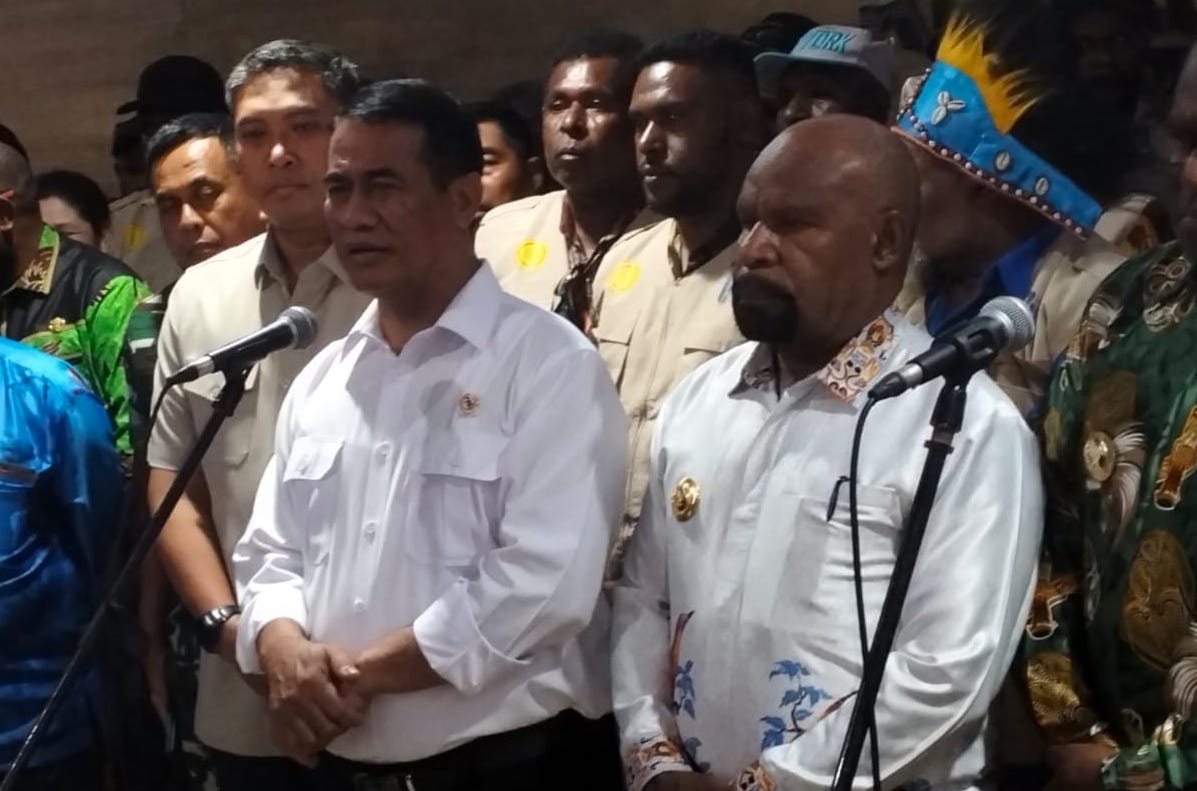 Gubernur Papua Selatan Apolo Safanpo dan Menteri Pertanian Andi Amran Sulaiman saat konferensi pers pembangunan pertanian Papua di Jakarta.