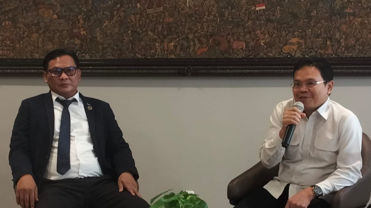 Kuasa hukum sekaligus pemerhati cagar budaya, Teguh Satya Bhakti, dan Direktur Jenderal Pelindungan Kebudayaan dan Tradisi Kementerian Kebudayaan, Restu Gunawan saat konferensi pers di Kantor Kementerian Kebudayaan,