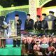 Bupati Kasmarni menyerahkan piala bergilir MTQ ke 44 Provinsi Riau pada pembukaan di Kuantan Singingi.