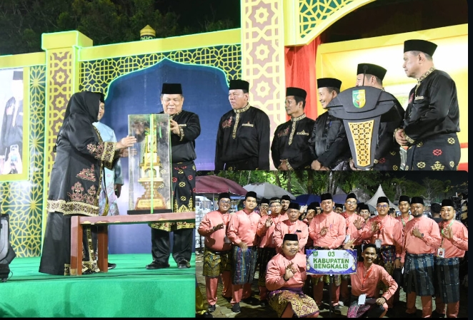 Bupati Kasmarni menyerahkan piala bergilir MTQ ke 44 Provinsi Riau pada pembukaan di Kuantan Singingi.