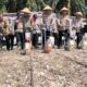 Karo SDM Polda Riau bersama petani melakukan penanaman jagung pada lahan seluas 15 hektare di Kecamatan Kandis, Kabupaten Siak.