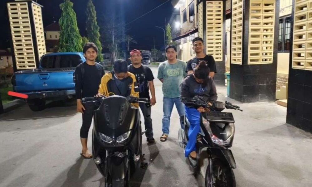 Dua tersangka kasus curanmor di RSUD Bengkalis saat diamankan polisi bersama barang bukti sepeda motor.