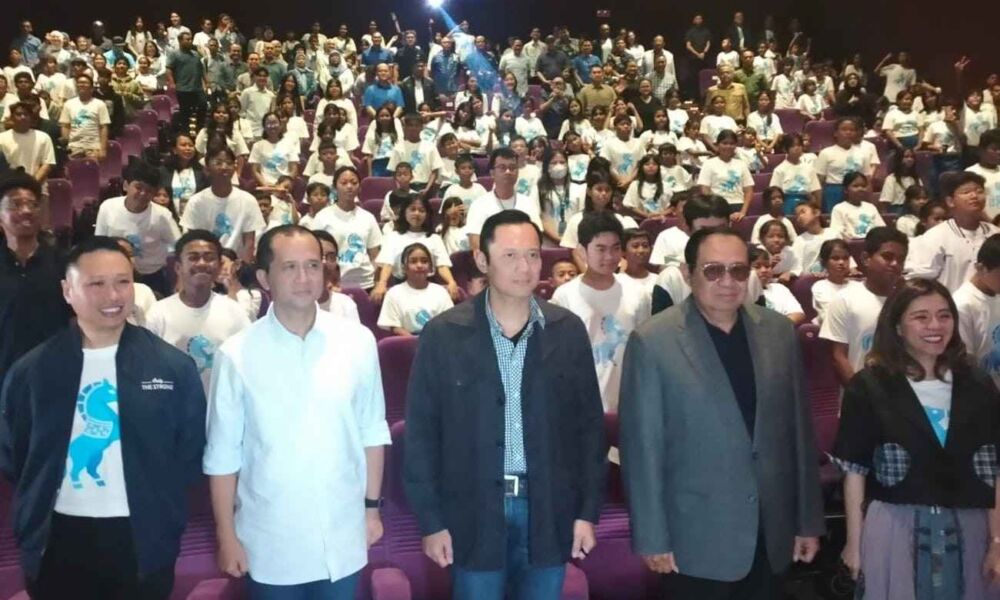 SBY dan AHY berfoto bersama ratusan anak panti asuhan usai nobar film Children of Heaven di Plaza Senayan Jakarta.