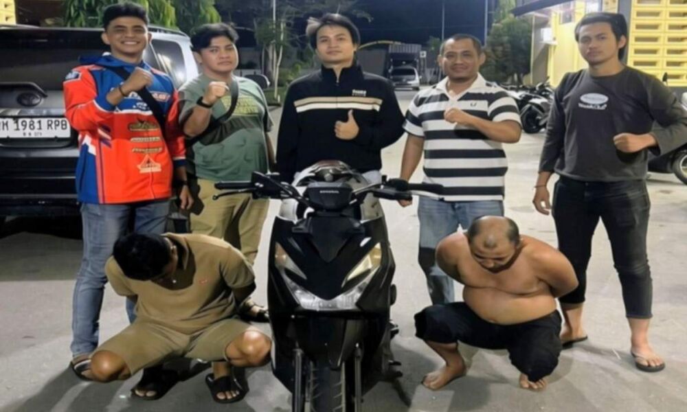 Satreskrim Polres Bengkalis memperlihatkan sepeda motor Honda Beat Street sebagai barang bukti di halaman kantor polisi