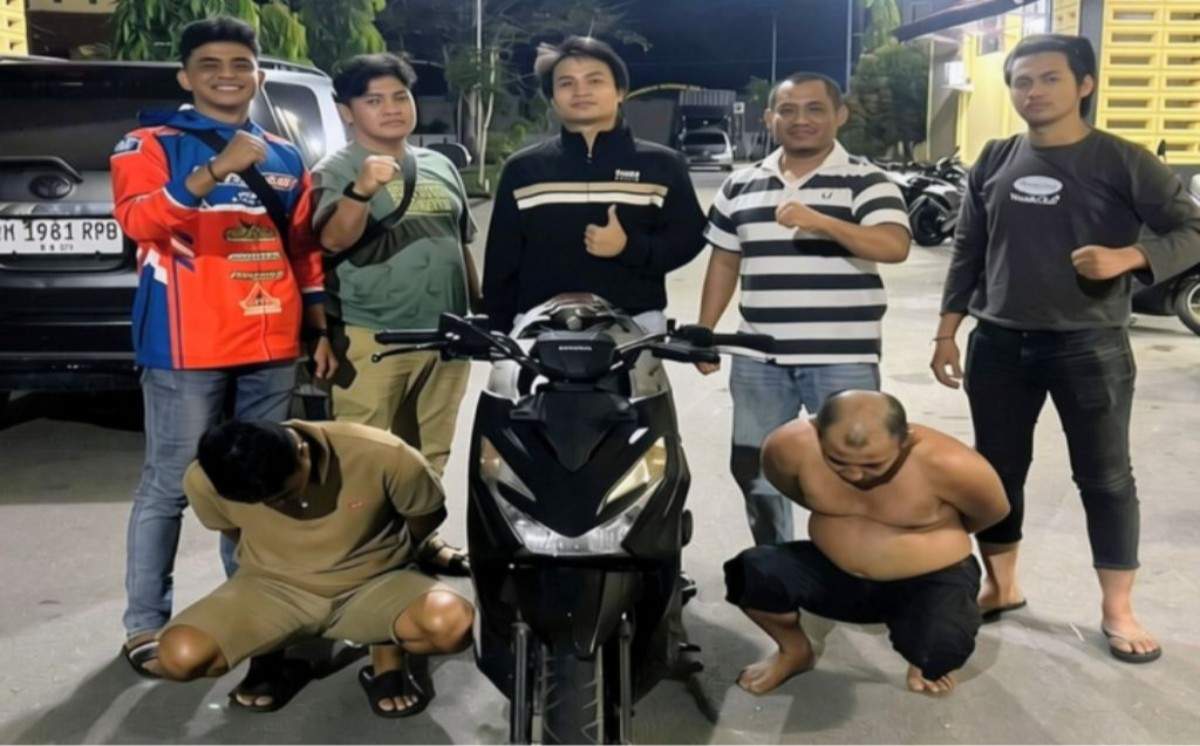 Satreskrim Polres Bengkalis memperlihatkan sepeda motor Honda Beat Street sebagai barang bukti di halaman kantor polisi