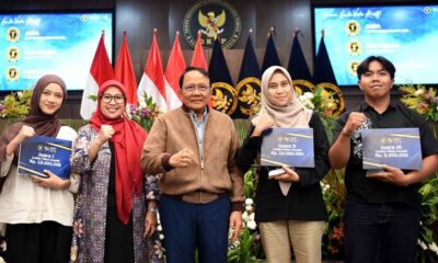 Anggota Dewan Kehormatan Penyelenggara Pemilu Republik Indonesia Ratna Dewi Pettalolo (kedua kiri), Anggota Dewan Kehormatan Penyelenggara Pemilu RI J. Kristiadi (tengah) foto bersama dengan pemenang lomba video Festival Etik 2026 di Gedung DKPP, Jakarta, Kamis (11/6/2026). Gedung DKPP, Jakarta, Kamis (11/6/2026).