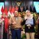 Anggota Dewan Kehormatan Penyelenggara Pemilu Republik Indonesia Ratna Dewi Pettalolo (kedua kiri), Anggota Dewan Kehormatan Penyelenggara Pemilu RI J. Kristiadi (tengah) foto bersama dengan pemenang lomba video Festival Etik 2026 di Gedung DKPP, Jakarta, Kamis (11/6/2026). Gedung DKPP, Jakarta, Kamis (11/6/2026).
