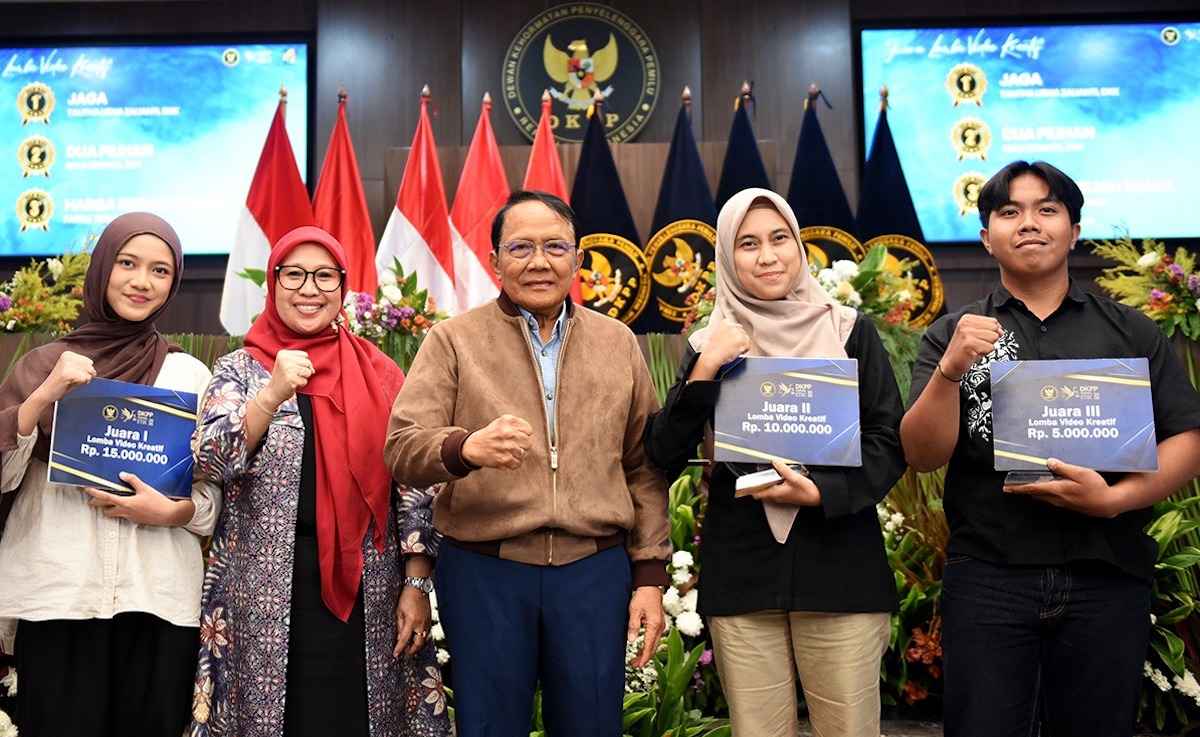 Anggota Dewan Kehormatan Penyelenggara Pemilu Republik Indonesia Ratna Dewi Pettalolo (kedua kiri), Anggota Dewan Kehormatan Penyelenggara Pemilu RI J. Kristiadi (tengah) foto bersama dengan pemenang lomba video Festival Etik 2026 di Gedung DKPP, Jakarta, Kamis (11/6/2026). Gedung DKPP, Jakarta, Kamis (11/6/2026).