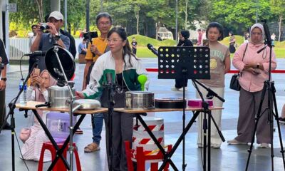 Marissa Sutanto memperagakan permainan drum panci menggunakan centong kayu dalam acara komunitas musik.
