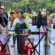 Marissa Sutanto memperagakan permainan drum panci menggunakan centong kayu dalam acara komunitas musik.