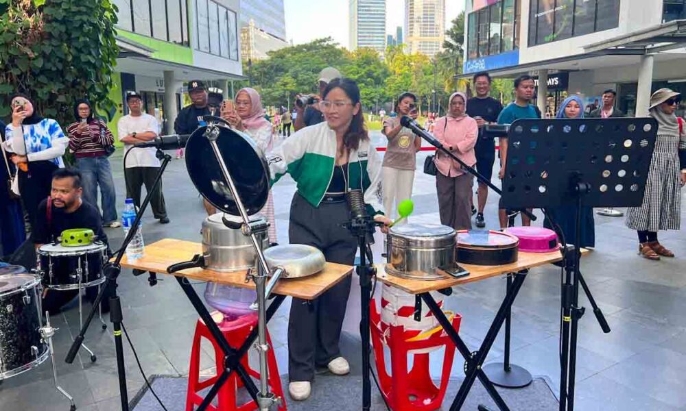 Marissa Sutanto memperagakan permainan drum panci menggunakan centong kayu dalam acara komunitas musik.