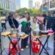 Marissa Sutanto memperagakan permainan drum panci menggunakan centong kayu dalam acara komunitas musik.