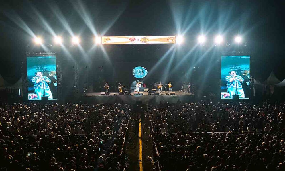 Suasana ramai pengunjung bermain games seru di area Bejo Jahira Land Koplove Fest Volume 4 Stadion Pakansari Bogor
