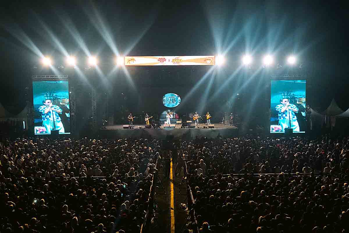 Suasana ramai pengunjung bermain games seru di area Bejo Jahira Land Koplove Fest Volume 4 Stadion Pakansari Bogor