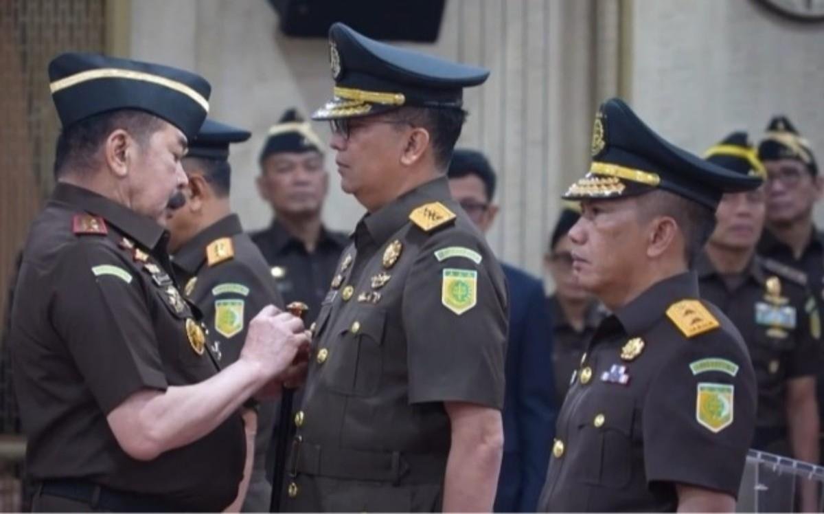 Jaksa Agung ST Burhanuddin melantik Kuntadi sebagai Jampidsus dan Asep Nana Mulyana sebagai Wakil Jaksa Agung di Kejagung.