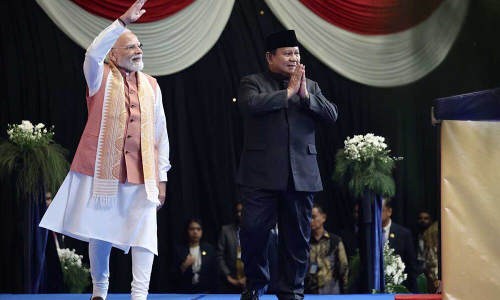 Presiden RI Prabowo Subianto berjabat bersama Perdana Menteri India Narendra Modi. AKTUALITAS.ID/HO-BAKOM RI