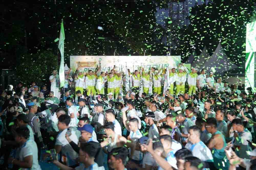 Kapolda Riau Irjen Herry Heryawan melepas ribuan peserta Riau Bhayangkara Run 2026 di depan Mapolda Riau, Pekanbaru.