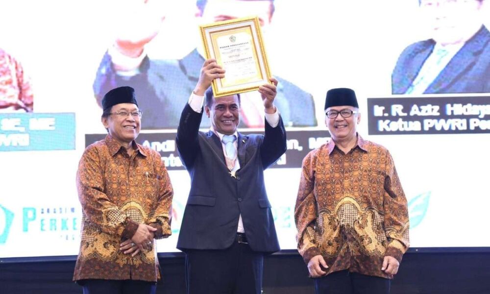 Menteri Pertanian Andi Amran Sulaiman menerima Penghargaan Wredatama Nugraha Utama dari PWRI di Auditorium Kementerian Pertanian Jakarta.