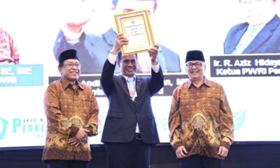Menteri Pertanian Andi Amran Sulaiman menerima Penghargaan Wredatama Nugraha Utama dari PWRI di Auditorium Kementerian Pertanian Jakarta.