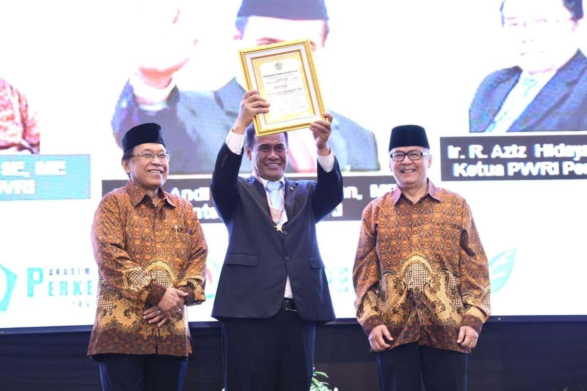 Menteri Pertanian Andi Amran Sulaiman menerima Penghargaan Wredatama Nugraha Utama dari PWRI di Auditorium Kementerian Pertanian Jakarta.