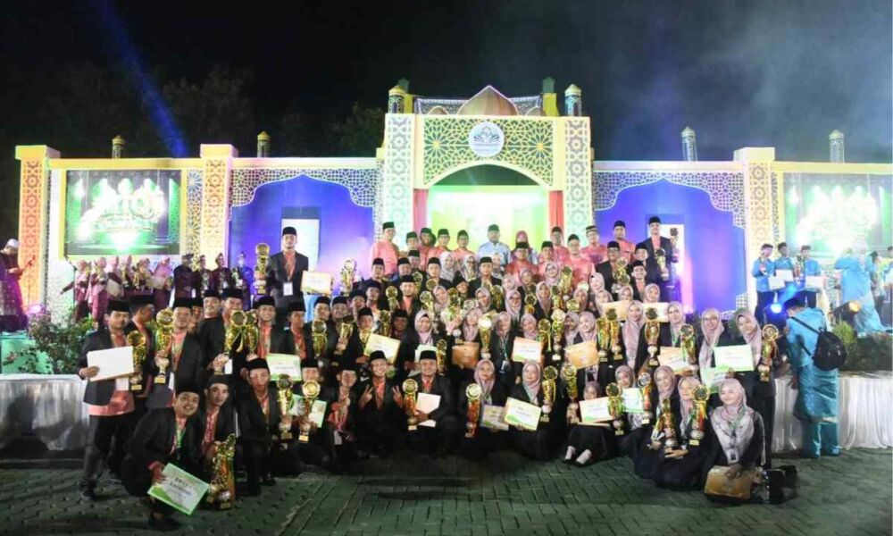 Kafilah Kabupaten Bengkalis mengikuti penutupan MTQ ke-44 tingkat Provinsi Riau di Kuantan Singingi.